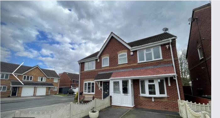 3 bedroom house with conservatory, Garden and parking