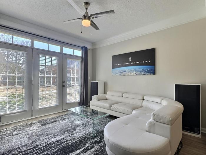 Stellar suite with Gym, Pool and Netflix, sleeps 4