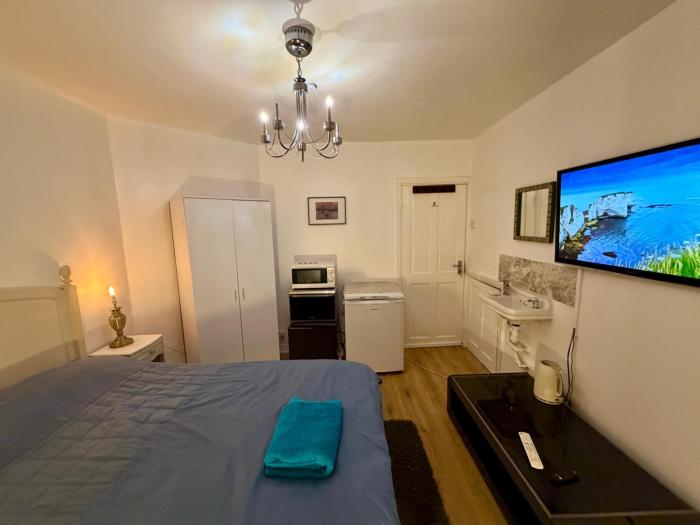 Spacious Double Room with own Sink