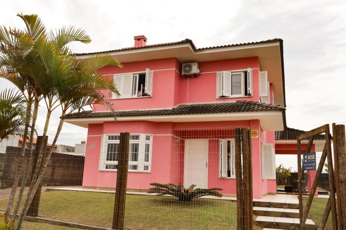 Casa completa com piscina a 1 quadra do mar em torres