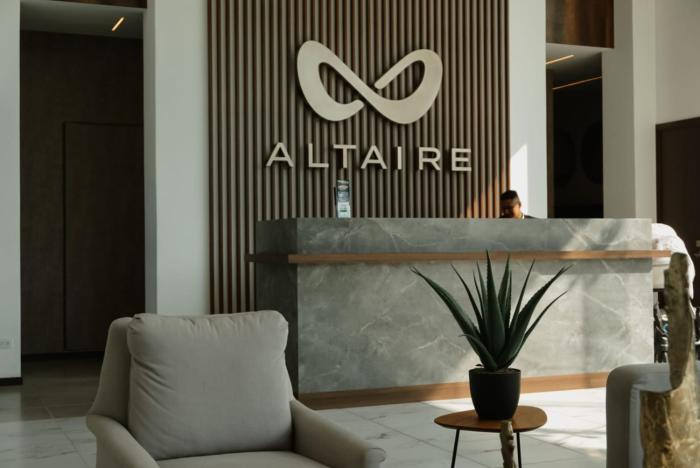 Altaire, Luxury Skyline Apartment with Pool & City Views