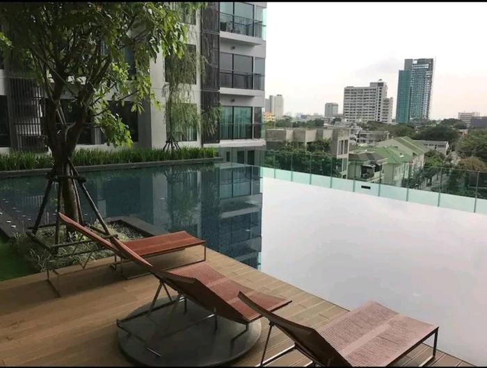 Luxury Condo in Khlong Toei City Views Skytrain Access