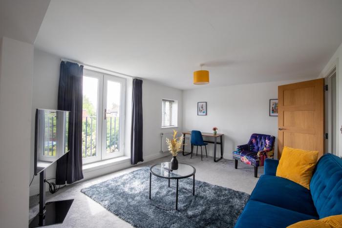 Modern 2 Bedroom First Floor Apartment, Free Parking, Woking