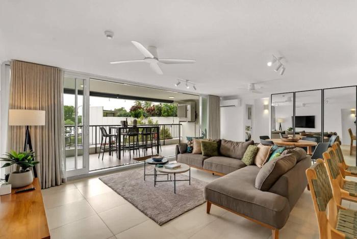 Seven at Aquarius - Coral Sea Views near the Lagoon