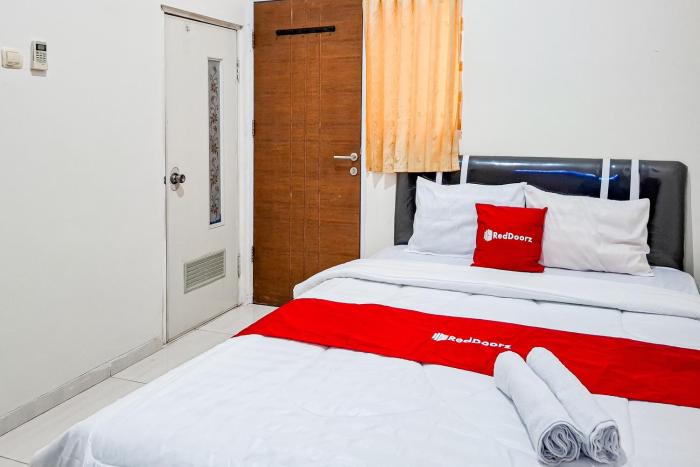 RedDoorz OLIVE near USM Semarang