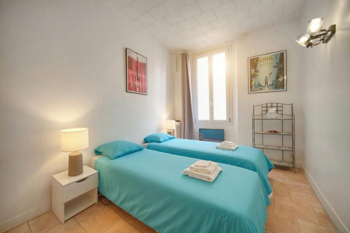 FRGK Stylish 1BR Clemenceau Steps from Beach AC UltraFast WiFi