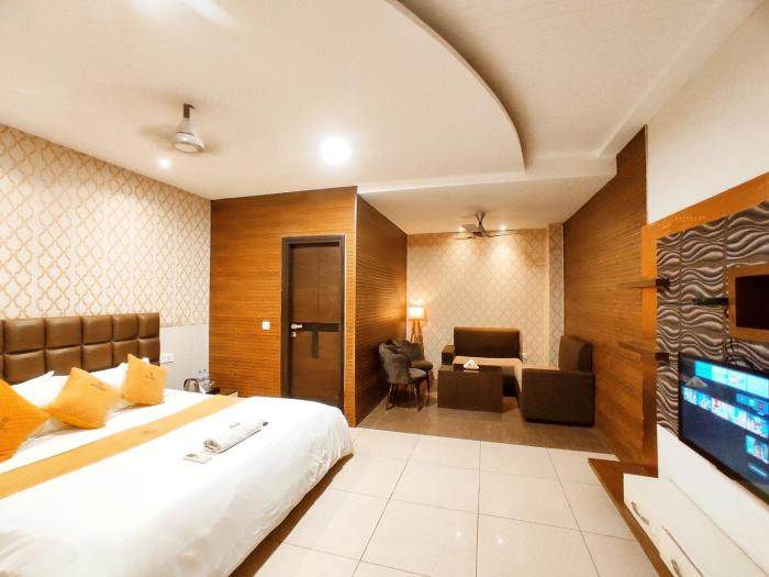 HOTEL THE EMBLEM - A Premium Hotel In Heart of City By Crown Group