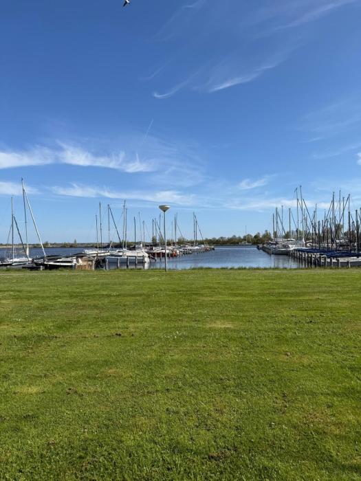 Stacaravan met schitterend uitzicht over het meer, in Friesland! Op de 5-sterren Camping de Kuilart met Zwembad!