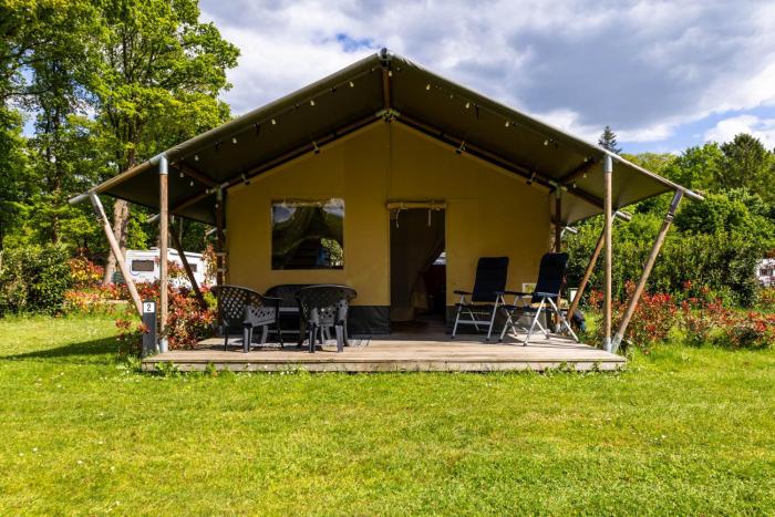 Safaritent bij speeltuin voor gezinnen op groen rustig park op de Veluwe