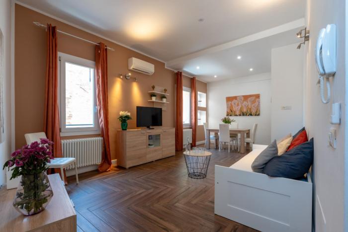 Gold Apartment