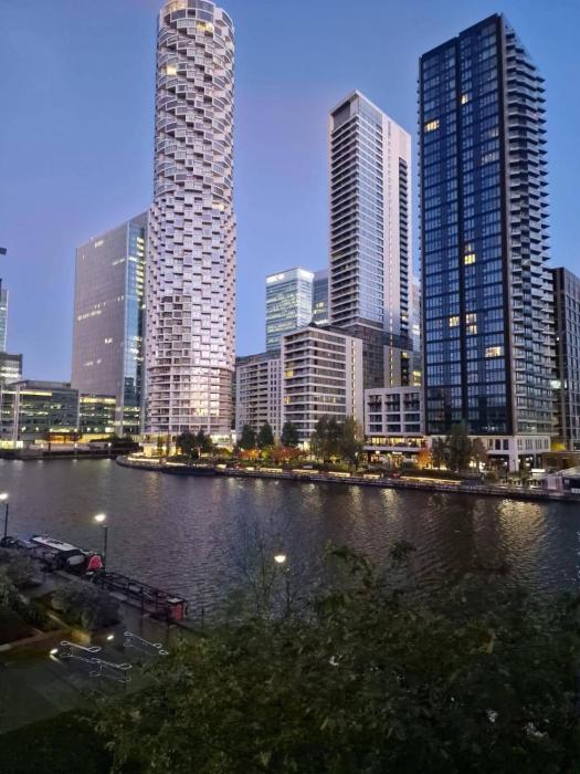 Canary Wharf River View Apartment with Balcony