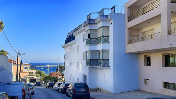 Cascais spacious well equipped central location garage 4 pessoas