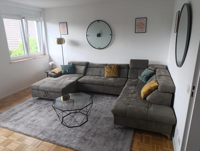 Vaste appartement avec parking gratuit, borne dispo et espace de travail