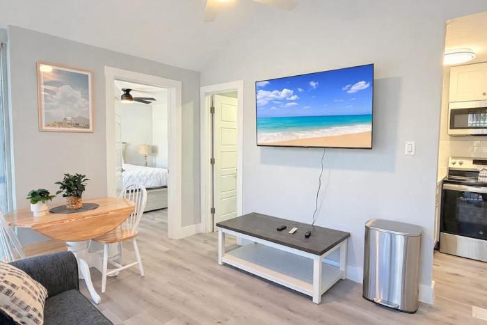 Sun-Joy Suite #3 Central MB 5 min Walk to Beach
