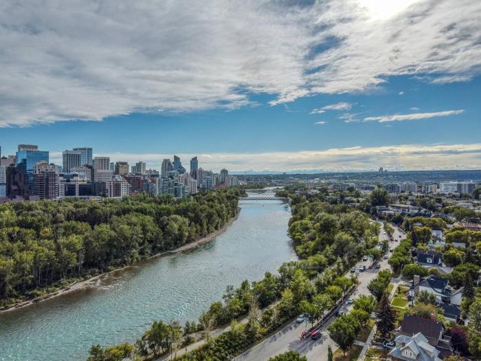 Nordic Heights YYC 3BR Fast WiFi Workspace