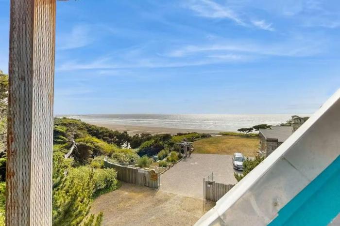 The Yaquina House w Sauna, Decks and Views