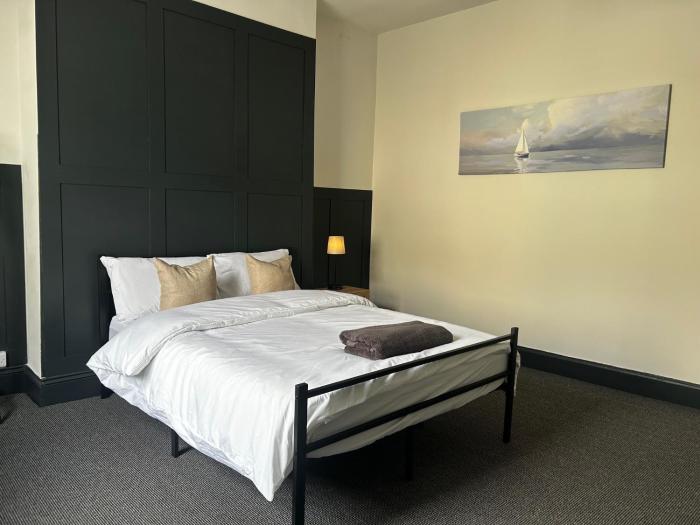 PLYMOUTH BASE Corporate, Contractor & Holiday stays
