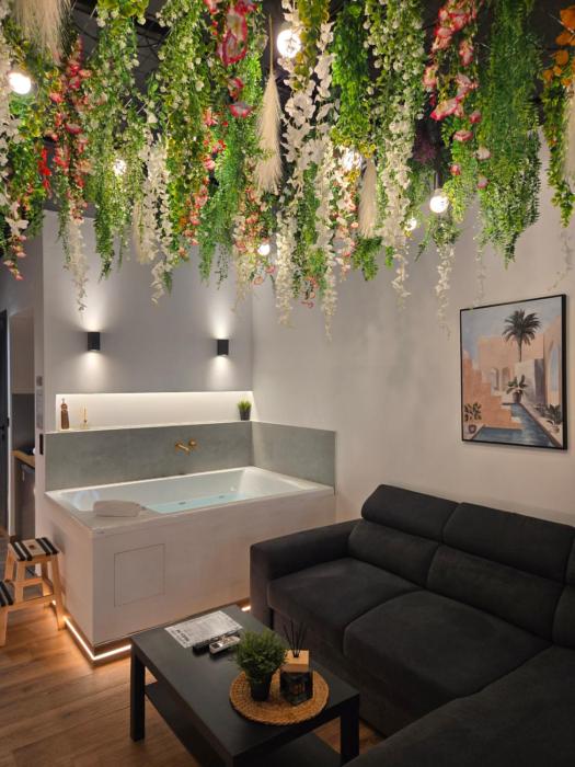 Botanica Noir Jacuzzi Valaoritou