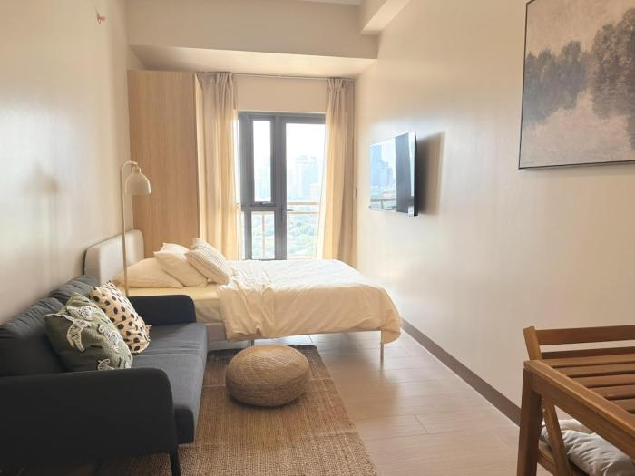 Studio with Balcony and Skyline View in Pasig