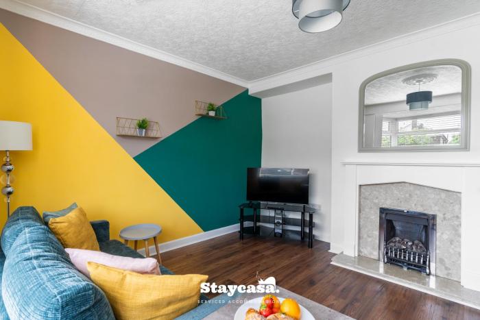 3-Bedroom House w Free Parking, Near MAN Airport!