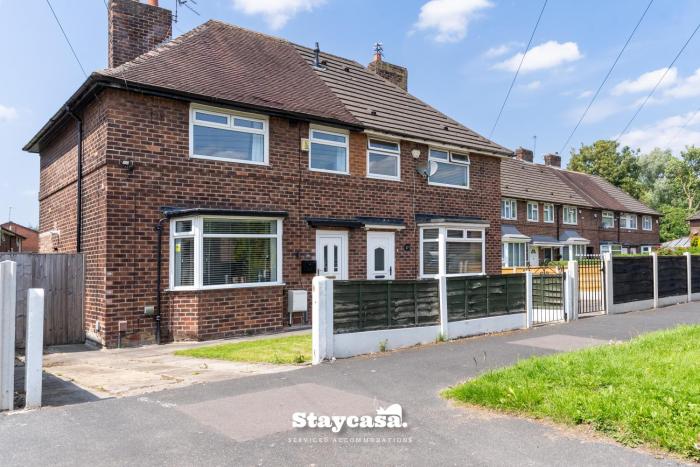 3-Bedroom House w Free Parking, Near MAN Airport!