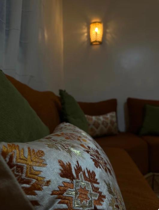 Appartement marocain avec terrasse , salon traditionnel & climatisé