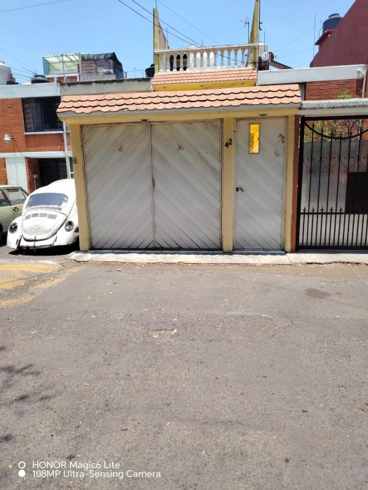 casa sola con 1 estacionamiento privado