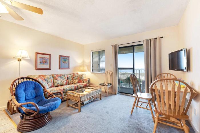 Waterfront Gulf condo with beach access shared pool