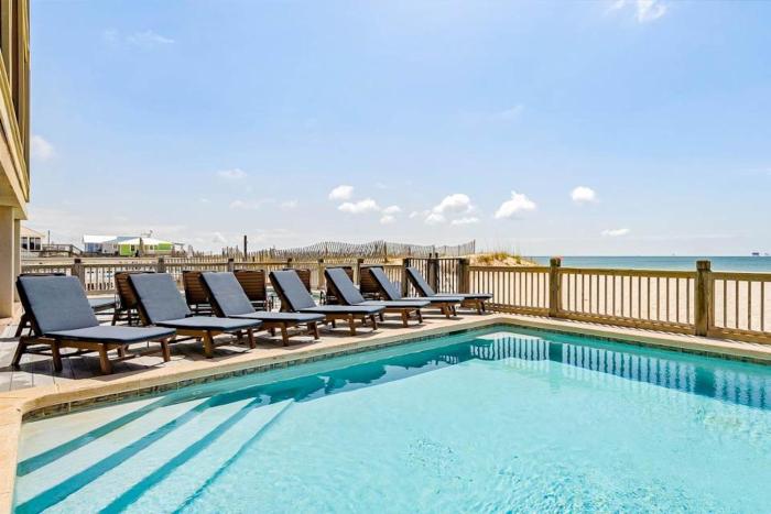 Colorful Beachfront Home wIncredible Views Free WiFi Central AC & More