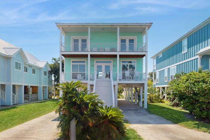 Charming cottage with deck beach access pools and hot tub