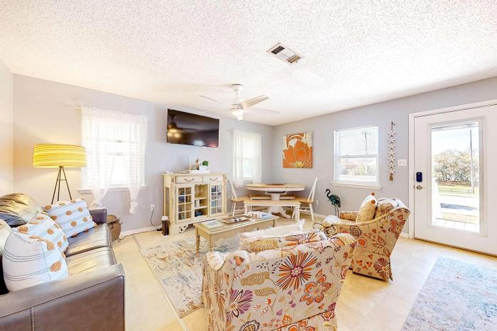 Dog-friendly duplex with a full kitchen furnished deck beach gear & AC