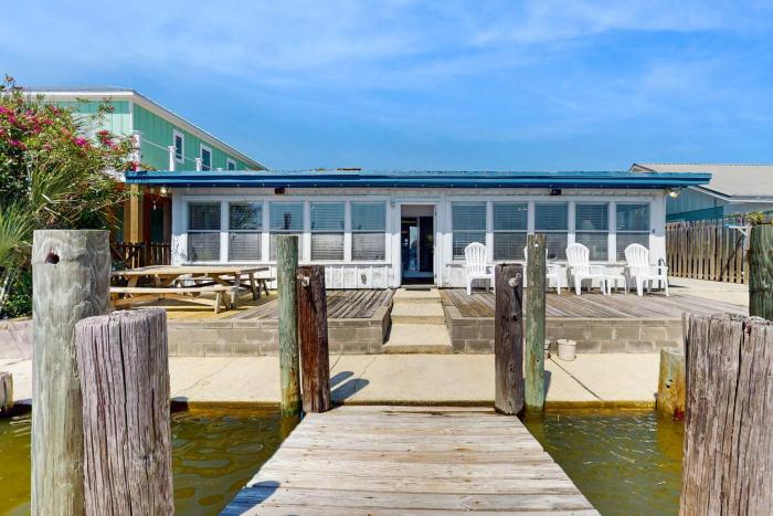 Bayfront home with private dock deck & sleeper porch - dog-friendly