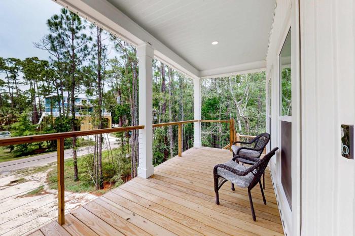Quiet coastal home with outdoor shower deck gourmet kitchen smart TV & AC