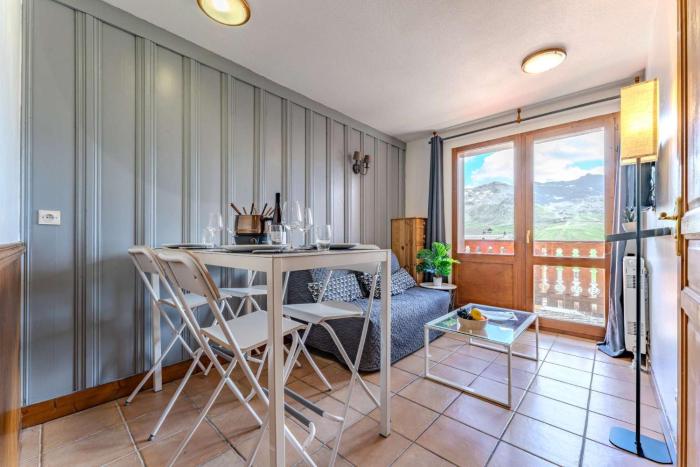 Alpine Stay w Balcony near Slope center of Val thorens
