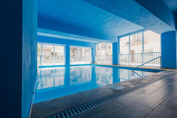 Bright 1Bed with Shared Heated Indoor Pool & Gym
