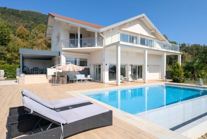 Luxurious Villa with Pool
