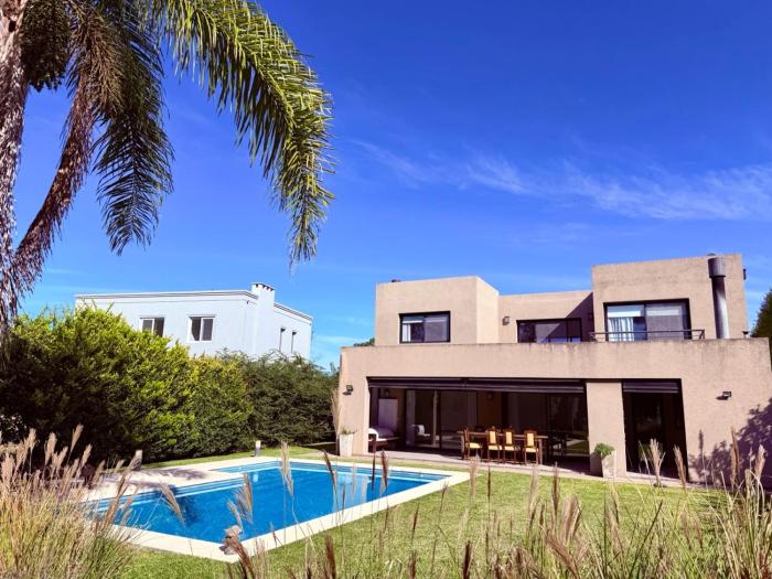 Casa con piscina en Estancias del Pilar, 3 dormitorios, jardín y parrilla