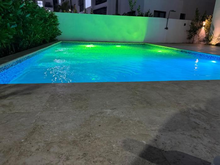 Modern Apt ,Near Airport, Pool ,Parking