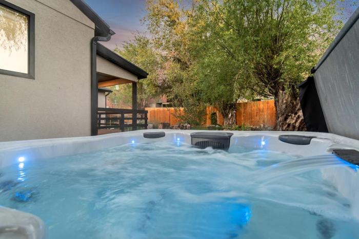 MidCentury - Hot tub, EV Charger, Garden near everything