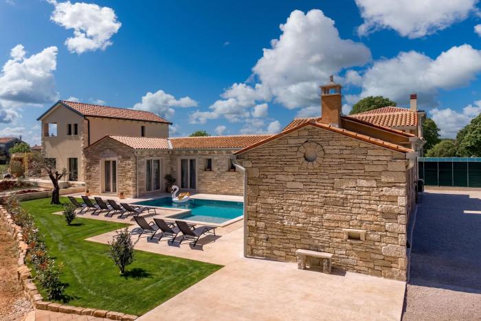 Villa Stonica With Pool - Happy Rentals