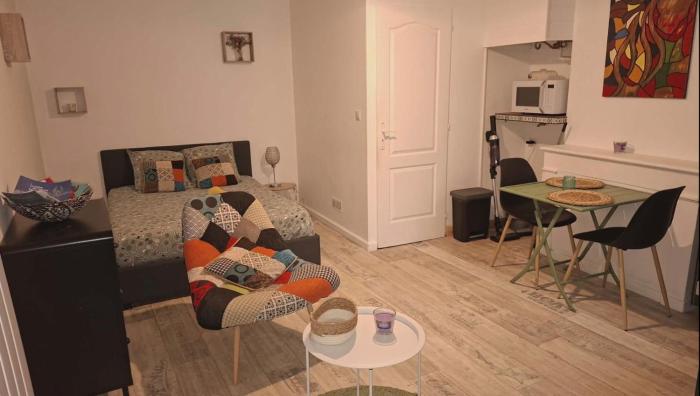studio cosy meublé, terrasse et patio pour vélo
