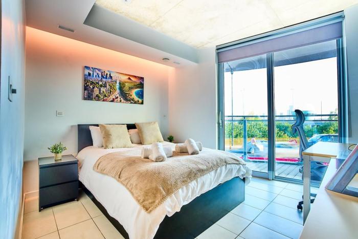 Stylish Modern Studio by ExCeL & Royal Victoria