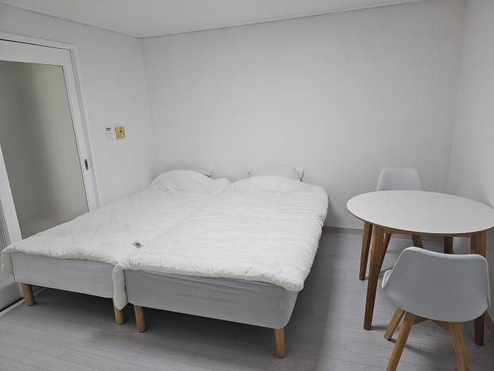 2 beds quite 1minConvience 5min from the subway