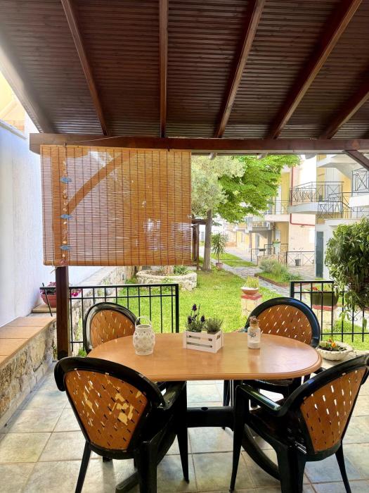 Turquoise Orchid Family Apartment with Veranda, Kallithea