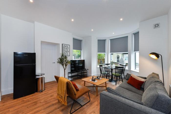 Stylish Flat with En-Suites Near Nature & Amenities