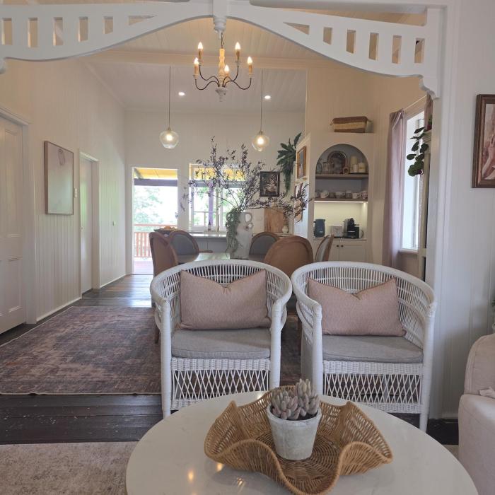 Lady Mary Cottage - Views, Deck & Walk to Town