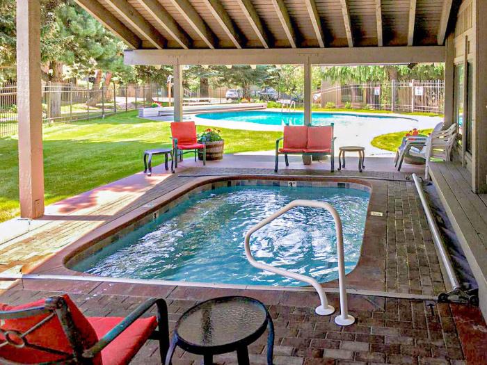 Walk to Lifts & Town - Hot Tub & Pool