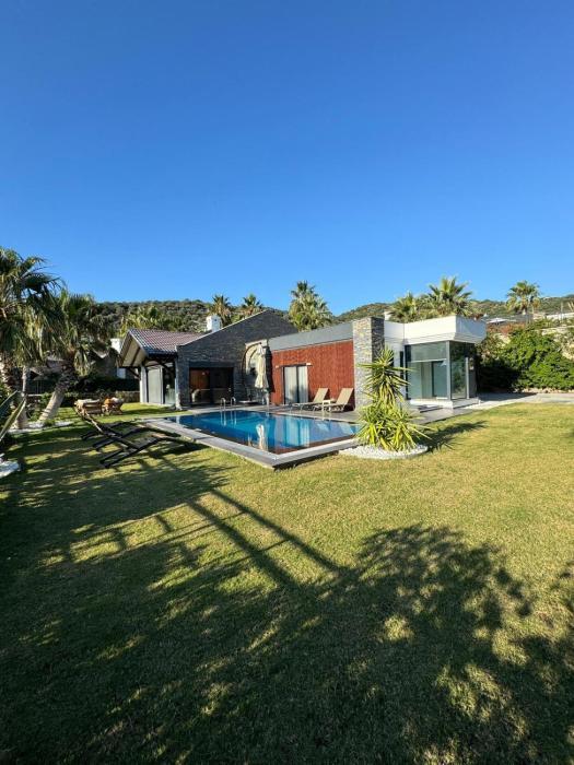 4-Bedroom Villa with Sea View in Yalıkavak BD4150