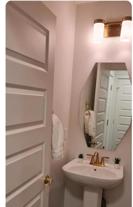 Cozy 2BR Home close to the Airport