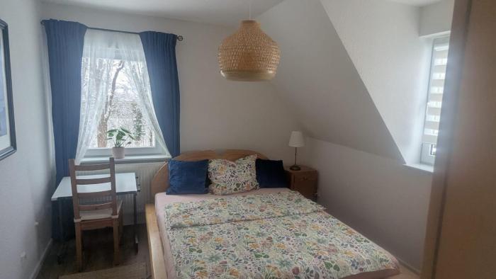 Gästezimmer in Einfamilienhaus mit großem Garten